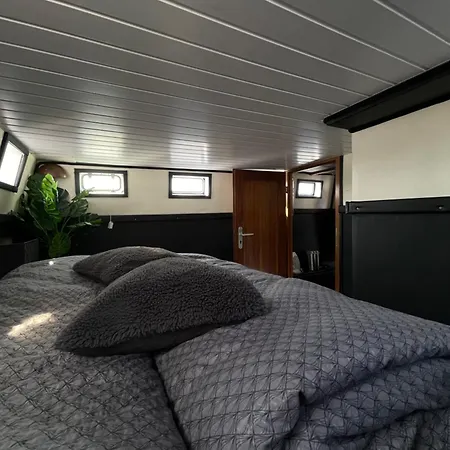 Botel Anora *