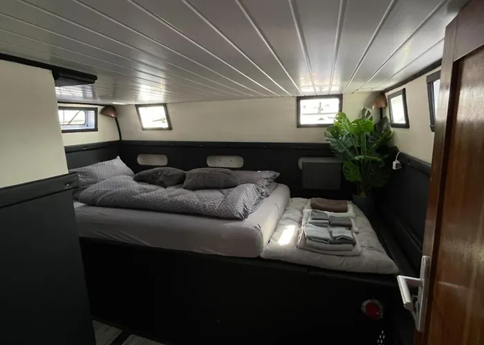 Anora Bateau-hôtel *