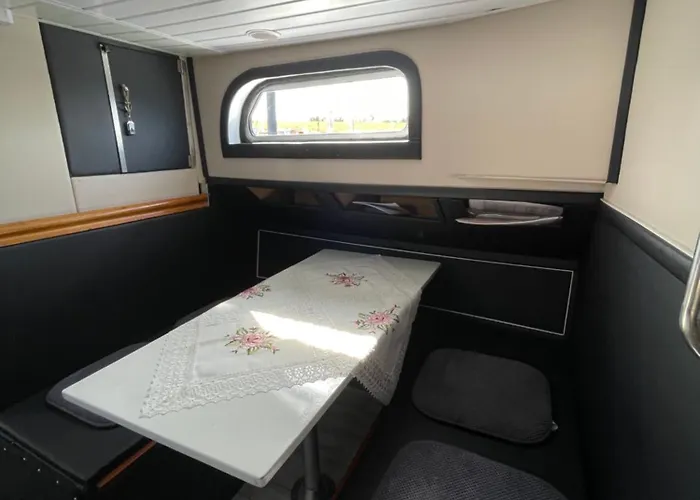 Anora Bateau-hôtel *